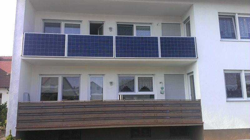 Steckersolargerät, Balkonsolaranlage, hier: Montage am Balkon, senkrecht