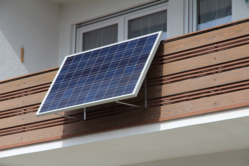 Steckersolargerät, Balkonsolaranlage, hier: Montage am Balkon, ausgestellt